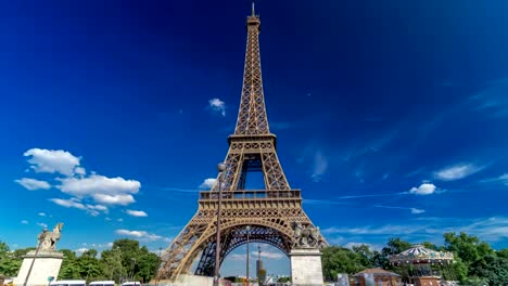 Eiffel-Tower-from-bridge-over-Seine-river-in-Paris-timelapse-hyperlapse,-France