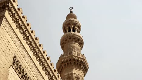 Nahaufnahme-von-einem-Minarett-der-Moschee-Sultan-Hasan-in-Kairo