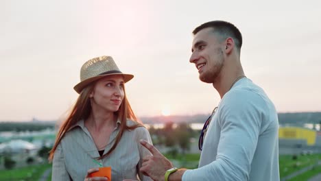 Zwei-junge-Studenten-Menschen-tanzen-und-genießen-Sonnenuntergang-am-Sommerfest-auf-dem-Dach