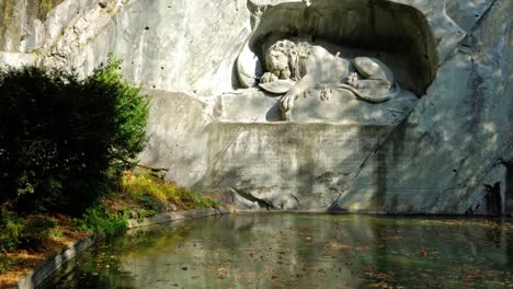 Famoso-monumento-del-León-(1820)-por-Bertel-Thorvaldsen,-Lucerna,-Suiza