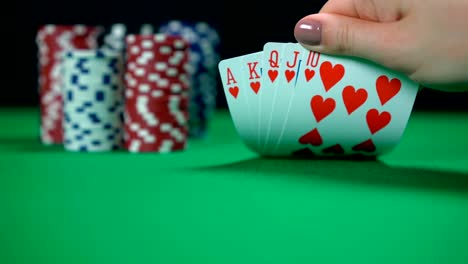 Royal-Flush,-die-beste-Poker-Kombination,-Spieler,-die-gewinnende-Hand-hält.-Erfolg