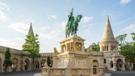 Vídeo-timelapse-de-la-estatua-de-bronce-de-Stephen-de-Hungría-en-Budapest,-Hungría,-la-ciudad-tiempo-transcurrido-4K.