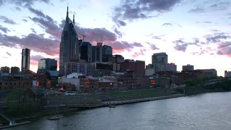 Blick-auf-den-Sonnenuntergang-über-der-Stadt-von-einer-Brücke-in-Nashville,-tennesse