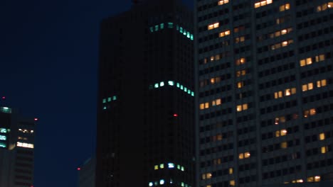 Ángulo-bajo-tiro-de-rascacielos-en-el-Tokio-de-giro.-Distrito-financiero.-Skyscape-y-paisaje-urbano-en-la-noche.