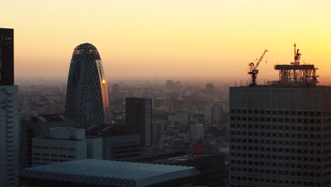 Toma-panorámica-aérea-de-la-gran-ciudad-con-puesta-de-sol-/-amanecer.-Paisaje-urbano-y-Skyscape-en-el-Tokio.