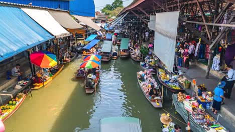 4K,-Time-lapse-tourist-at-Damnoen-Saduak-floating-market-of-Thailand