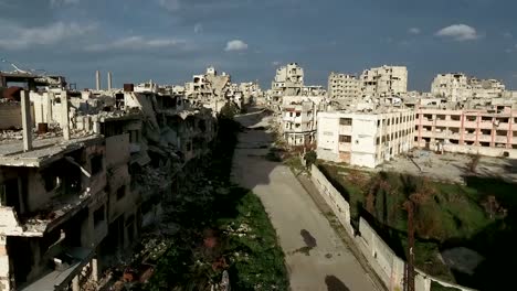 Aéreo-en-las-calles-de-Aleppo,-bajo-cielo-nublado