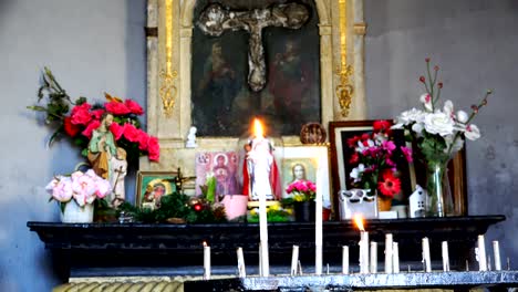 brennende-Kerze-in-der-Nähe-von-Ikonen-in-der-Kirche