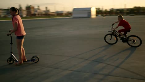 Kinder-Freunde-reitet-auf-verschiedenen-Rädern-Transport-in-Kreisen-um-die-Kamera