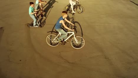 Jungen-und-Mädchen-Rennen-Reiten-auf-städtischen-Radfahrzeuge