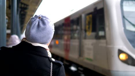 Mujer-esperando-en-la-estación-de-tren-de-4-k-lenta-60fps