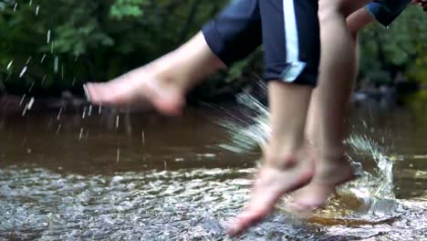 Teenager-entspannt-am-Fluss-sitzen-am-Rande-eines-hölzernen-Steg.