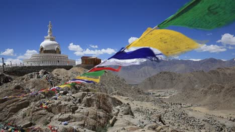 Bunte-buddhistische-Gebetsfahnen-im-Tempel-in-der-Shanti-Stupa.-Leh,-Ladakh,-Indien
