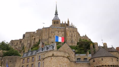 Echte-französische-Flagge-am-Mont-Saint-Michel