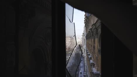 Das-Mädchen-steht-am-Fenster.