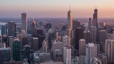 Schöne-Chicago-Skyline-Wolkenkratzer-Tag-zu-Nacht-Luft-Sonnenuntergang-Timelapse