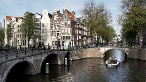 una-por-la-tarde-panorámica-de-edificios-holandeses,-canales-y-puentes-de-Ámsterdam