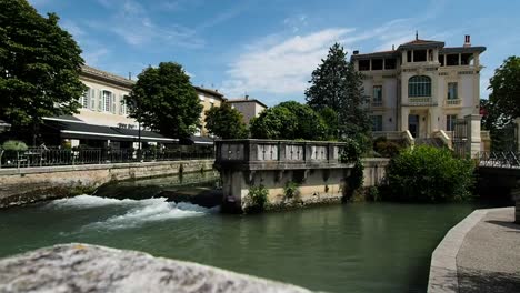 La-Sorgue-River-crosses-L'Isle-Sur-La-Sorgue-in-4k