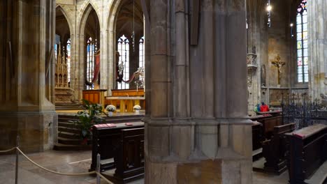 clip-de-cardán,-pasar-de-una-columna-en-la-Catedral-de-st-vitus-en-Praga