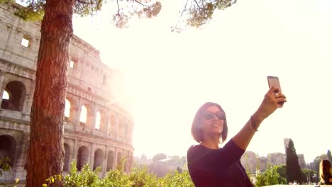 Frau-nimmt-eine-Selfie-vor-dem-majestätischen-Kolosseum-in-Rom