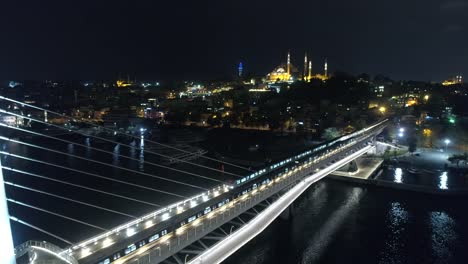 Alten-Stadtbrücke-über-Straßenbahn-und-Süleymaniye-Moschee-Istanbul-Nacht