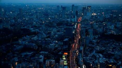 Nacht-Zeitraffer-einer-Autobahn-in-Tokio-vom-Hills-Mori-tower