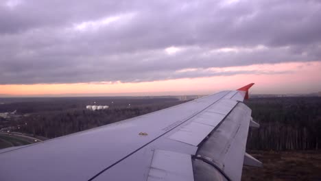 Vista-de-un-ala-de-un-avión-mientras-que-está-aterrizando-en-Canadá.