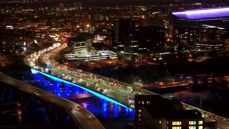 Verkehr-auf-I35-und-Minneapolis-Skyline-bei-Nacht---Antenne