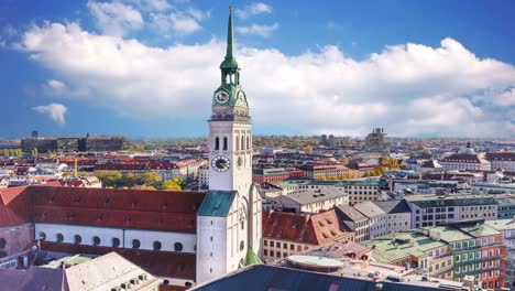 München,-St.-Petri-Kirche-und-Blick-auf-die-Stadt.