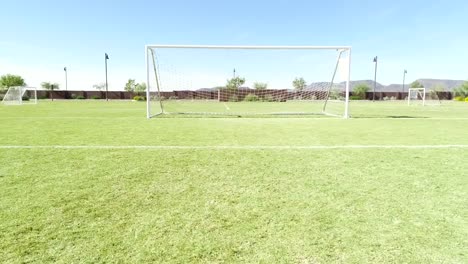 Aerial-niedrigen-Verfolgung-von-Fußballtor-auf-Feld