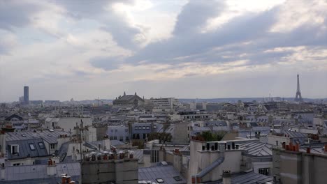 Dächer-von-Paris-mit-Eiffelturm