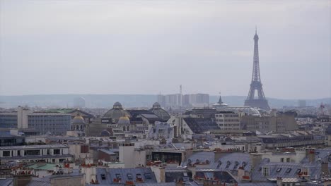 Dächer-von-Paris-mit-Eiffelturm