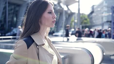 Mujer-joven-caucásica-viajando-a-la-estación-de-tren