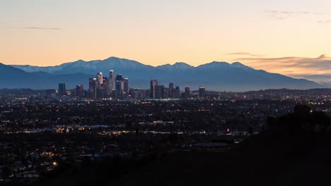 Los-Ángeles-y-montañas-de-nieve-en-Timelapse-del-amanecer