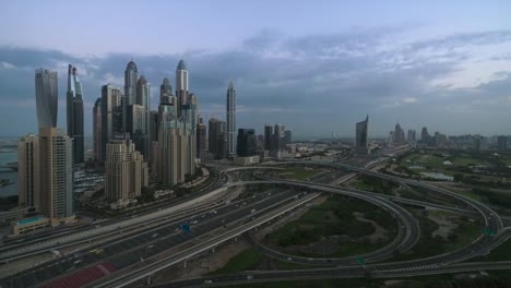 4-K-Timelapse---vista-aérea-del-paisaje-y-horizonte-en-Marina.Dubai.UAE-al-amanecer