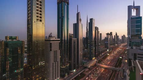 4-K-Zeitraffer---Luftbild-von-modernen-Wolkenkratzern-und-Stadtbild-bei-Sonnenuntergang-in-Dubai.UAE