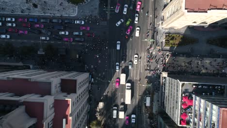 People-crossing-the-street,-business,-traffic