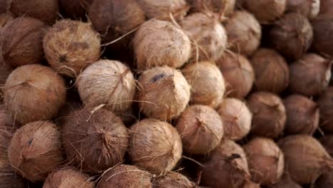 Pila-de-cocos-en-el-mercado-de-verduras-de-Indonesia