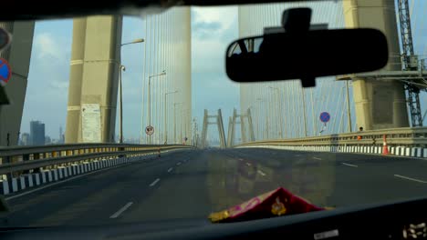 Blick-auf-die-Straße-auf-Mumbai-Bandra-Worli-Seeverbindungsbrücke-von-der-Windschutzscheibe-des-Autos.