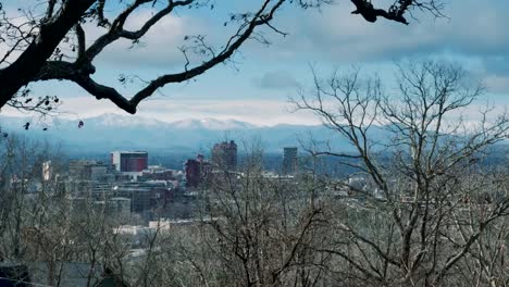 Vista-del-centro-de-Asheville,-Carolina-del-Norte,-orientada-al-suroeste-en-invierno