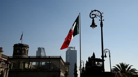 Bandera-mexicana-ondeando,-skyline