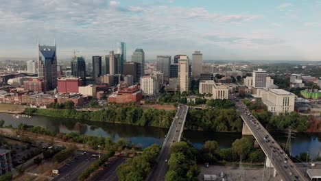 Varios-puentes-llevan-el-tráfico-sobre-el-río-Cumberland-junto-a-Nashville-Tennessee