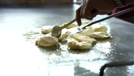 Vendor-cooking-Roti-Canai-or-chapati,-Indian-traditional-street-food