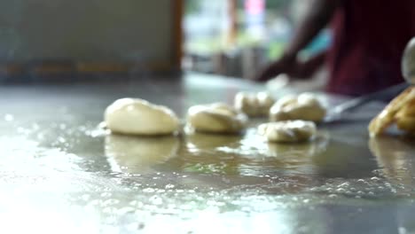 Verkäufer-Kochen-Roti-Canai-oder-Chapati,-indische-traditionelle-Street-Food