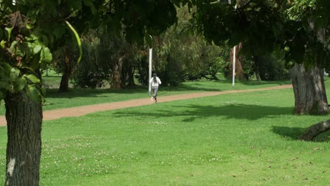 Mujer-corriendo-en-el-exuberante-parque-de-la-ciudad-en-Bogotá,-Colombia