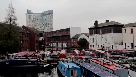 Blick-auf-das-Cube-Gebäude-und-Boote-gehen-in-schmalen-Kanal-Harbor