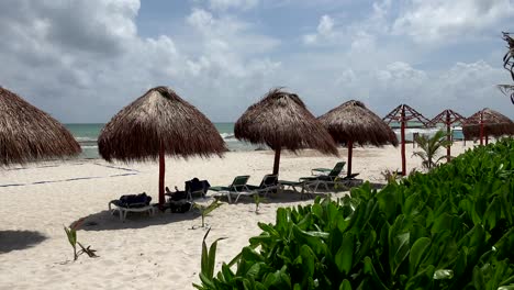 Palapa-Hütte-im-Schatten-am-Strand-Meer-Wellen-Statische-Aufnahme