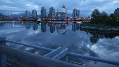 Falso-Creek-amanecer,-Vancouver,-dolly-shot