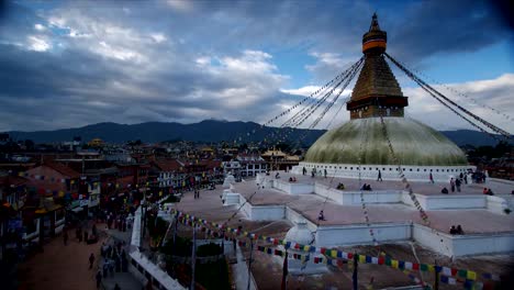 Menschenmenge-gehen-im-Uhrzeigersinn,-um-den-Tempel-in-Kathmandu,-Nepal