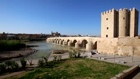 Cordoba,-Spanien-Stadt-in-die-römische-Brücke-und-eine-Moschee.